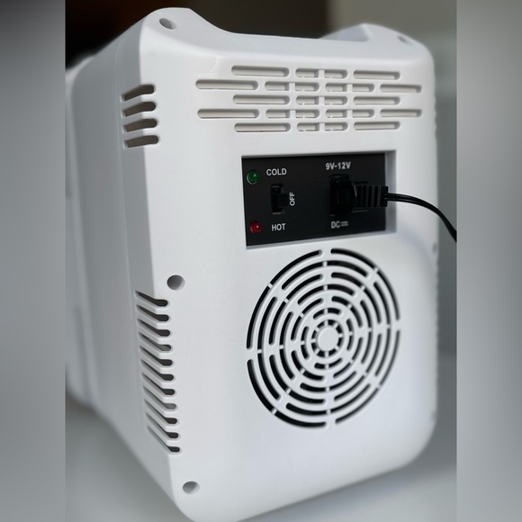 SKINCARE FRIDGE WITH AN LED-lighted mirror door. - Picture 5 of 7